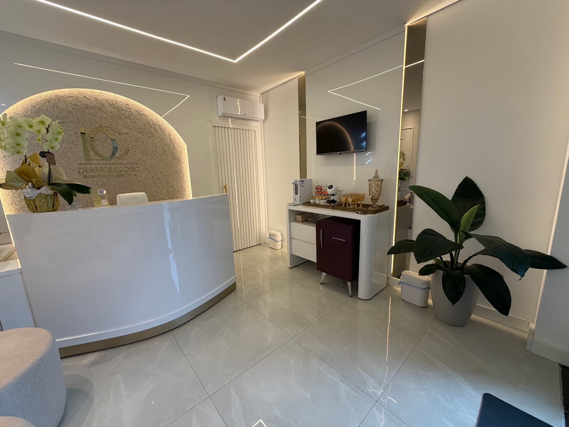 Recepção acolhedora da Dermós Clinic em Curitiba