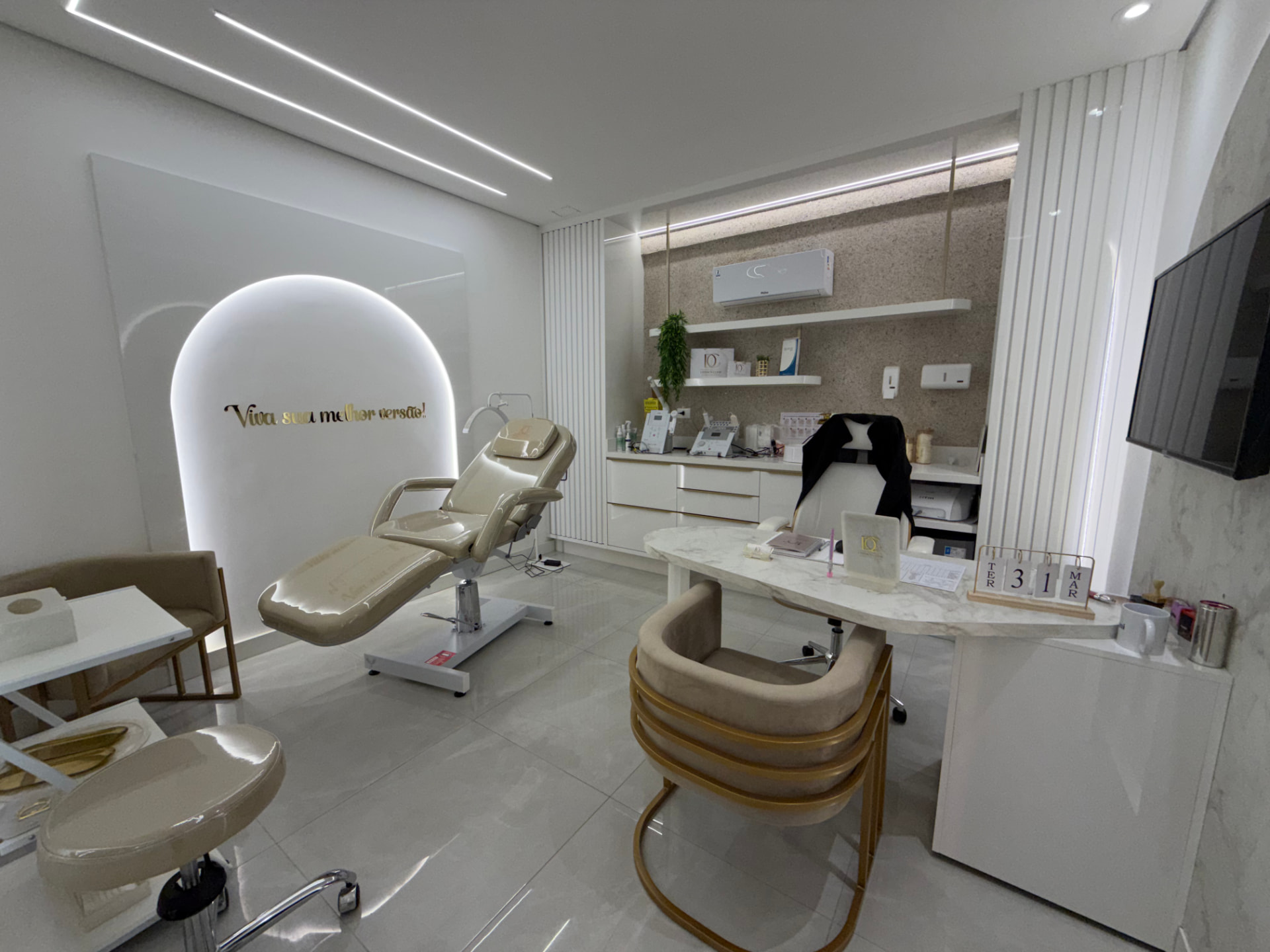 Sala de atendimento da Dermós Clinic com estética minimalista e acolhedora